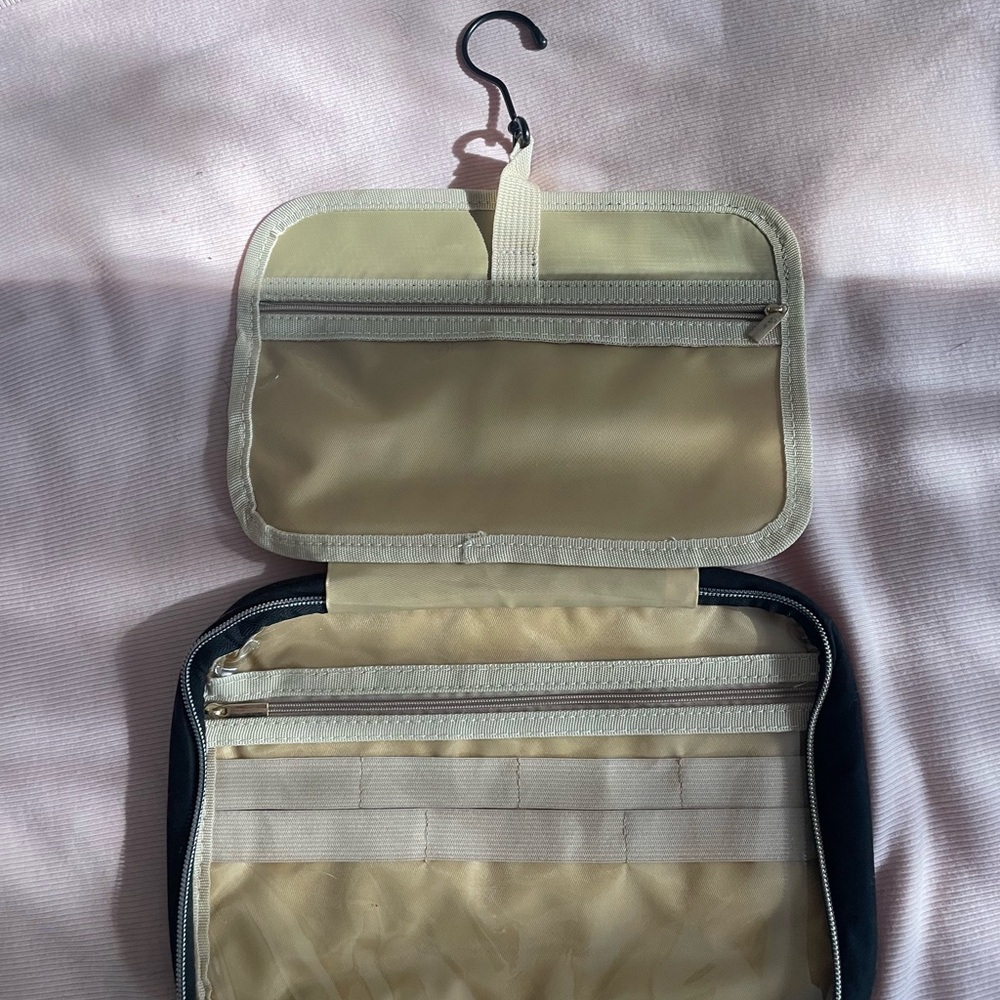 Final Price ❄️ Travel bag with four compartments. Brand new never used. - Picture 2 of 7